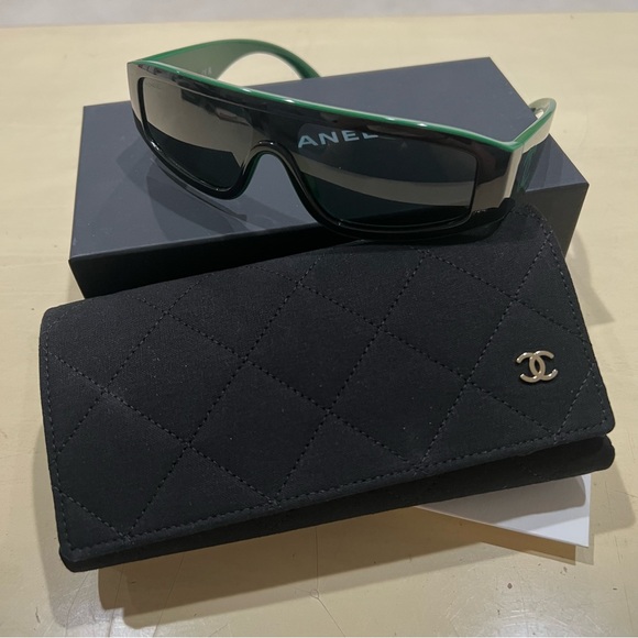 Chanel Shield sunglasses - 6057 w/case - Picture 1 of 12
